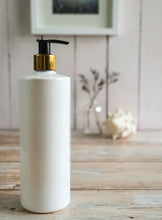 Load image into Gallery viewer, 500ml White &quot;Mrs Hinch&quot; Style Plastic Bottles with 24mm 410 Gold/Black Lotion Pump